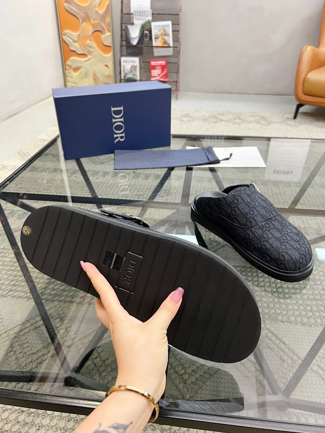 Men's Men's Shoes 💰340 [New Style] 🐝🐝2025ss Dior's latest men's slippers are a must-have. Dior Alias ​​Men's Genuine Leather Slippers This summer new Alias ​​sandal embodies a casual and elegant style. Carefully crafted from grained cow leather and Oblique printed fabric, with cowhide lining! Cross-strap design with metal-clad brass CD Diamond logo. The imported cowhide leather and rubber sole adds sophistication and comfort, while Oblique print-effect anti-slip panels add style. Code: 38-44 (45 can be customized